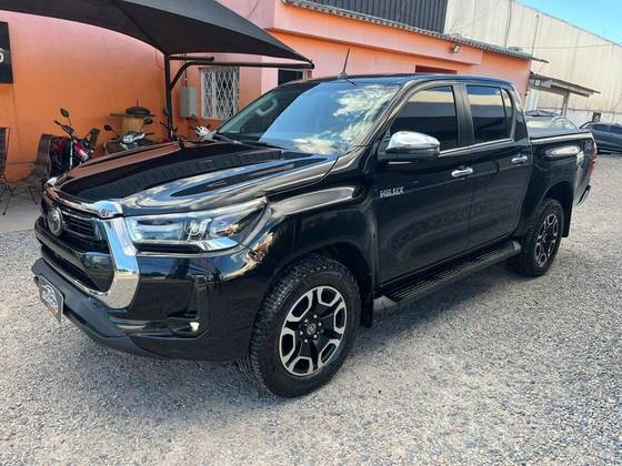 TOYOTA HILUX 2.8 D-4D TURBO DIESEL CD SRX 4X4 AUTOMÁTICO TOYOTA HILUX 2.8 D-4D TURBO DIESEL CD SRX 4X4 AUTOMÁTICO